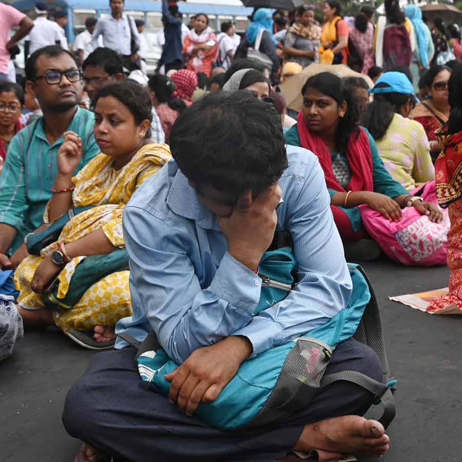 সুপ্রিম কোর্ট জুয়া খেলার জায়গা? এসএসসির নিয়োগবিধি নিয়ে মামলা খারিজ, ‘বঞ্চিত’দের ভর্ৎসনা বিচারপতির