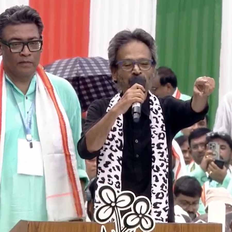 ‘যখন সময় থমকে দাঁড়ায়’, ২১ জুলাইয়ের মঞ্চে ‘প্রতিবাদী’ গান গেয়ে সোজা মমতার পাশে নচিকেতা