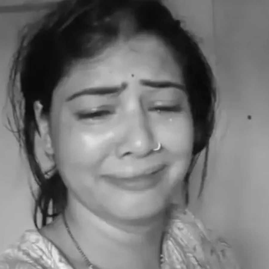 স্বামী পুলিশ, কাকাশ্বশুর উকিল! ভিডিয়োবার্তায় শ্বশুরবাড়ির বিরুদ্ধে নির্যাতনের অভিযোগ এনে আত্মঘাতী বধূ
