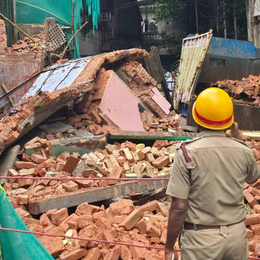 মধ্য কলকাতায় ভেঙে পড়ল বাড়ি, আহত তিন জন ভর্তি হাসপাতালে, কাজ চলছিল সংস্কারের দমকল সূত্রে প্রাথমিক ভাবে জানা গিয়েছে, ওই বাড়িটি সংস্কারের কাজ শুরু হয়েছিল। বার বার বৃষ্টির কারণে সেই কাজ ব্যাহত হচ্ছিল।