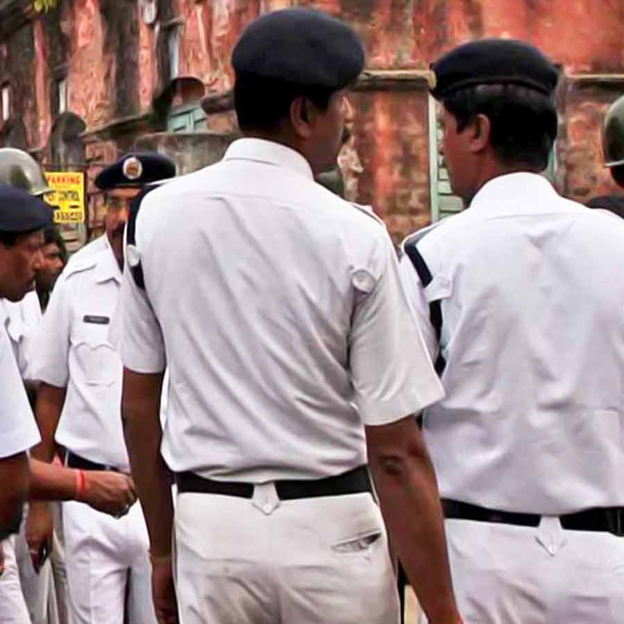 বেহালা পর্ণশ্রীতে পোষ্য ক্লিনিকে পশু নির্যাতনের অভিযোগ, উদ্ধার প্যাকেটবন্দি কুকুর-বিড়ালের দেহ