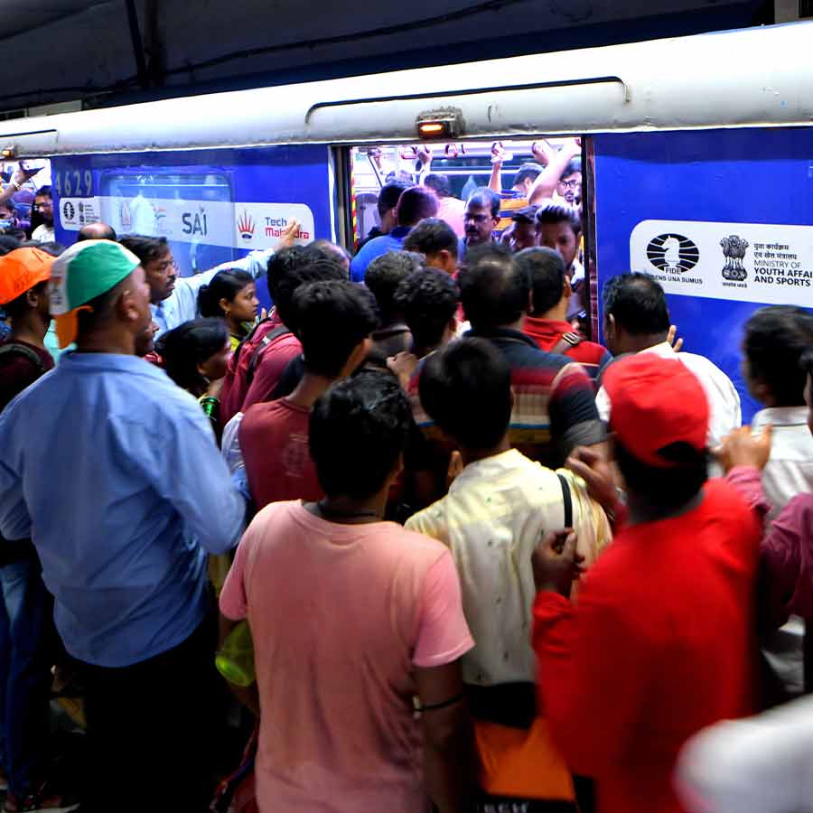 এসপ্ল্যানেড-শিয়ালদহ আর নোয়াপাড়া-বিমানবন্দর জুড়ে যেতেই ‘দুয়োরানি’! উল্টে বাড়তি চাপে ন্যুব্জ পুরাতন মেট্রোপথ
