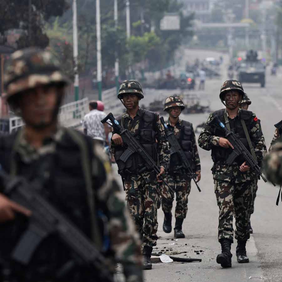 নেপালের শাসনভার হাতে তুলে নিল সেনা, দেশ জুড়ে জারি কার্ফু! জেল ভেঙে পালানোর চেষ্টা রুখতে গুলি, নিহত পাঁচ