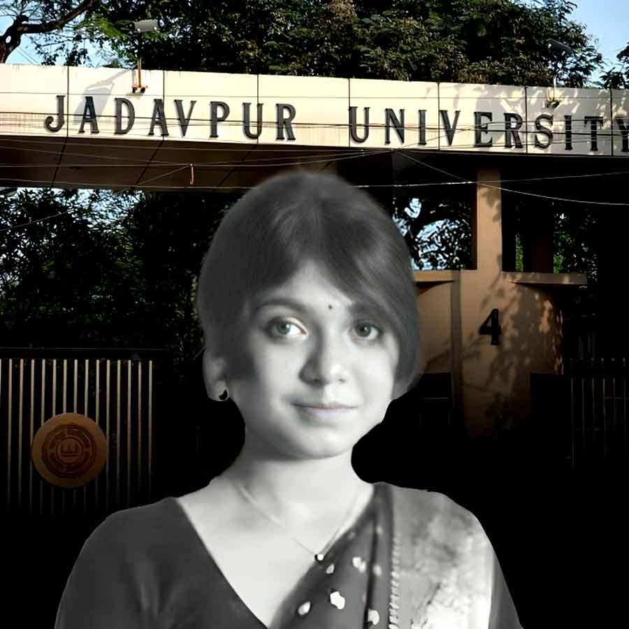 পুকুরপাড় দিয়ে হেঁটে যাচ্ছিলেন যাদবপুরের ছাত্রী? রাতে ৪ নম্বর গেটের সামনে কী ঘটেছিল? তিনটি সিসি ক্যামেরায় নজর