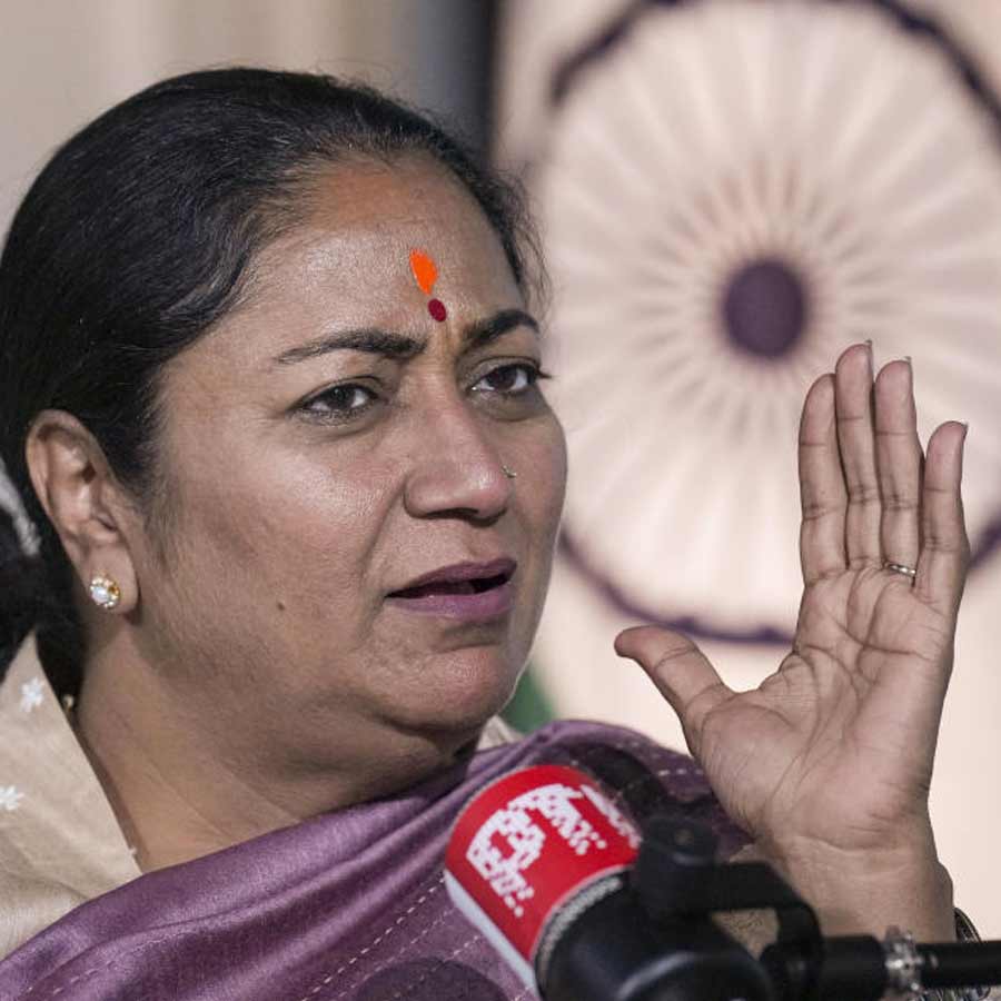 বুধ সকালে দিল্লির মুখ্যমন্ত্রীর বাসভবনে ঢুকে হামলা যুবকের! চুলের মুঠি ধরে মারধর রেখাকে, নিয়ে যাওয়া হল হাসপাতালে
