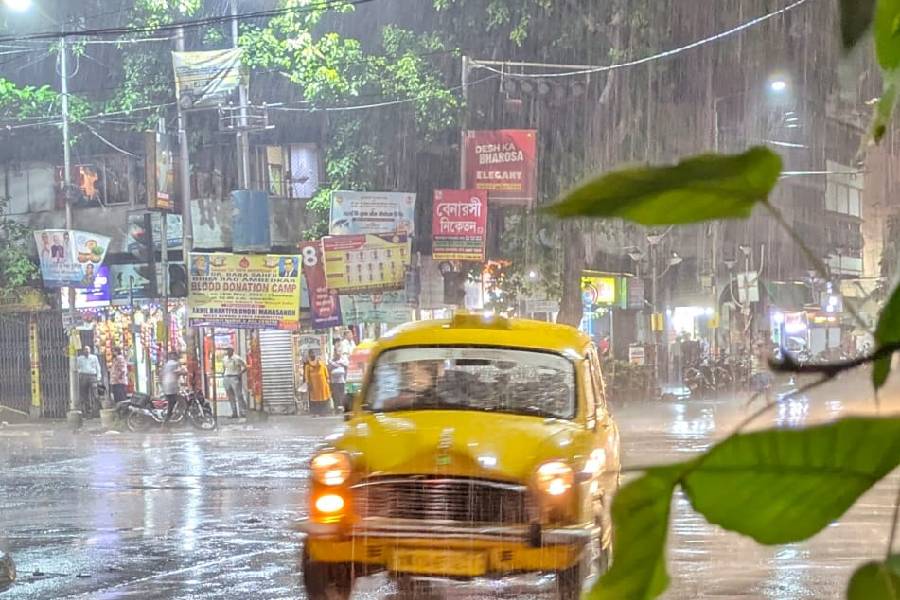 ঘূর্ণাবর্ত, দোসর নিম্নচাপ! বুধে বজ্রবিদ্যুৎ-সহ ঝড়বৃষ্টি কলকাতায়, সপ্তাহভর ভারী থেকে অতি ভারী বৃষ্টি