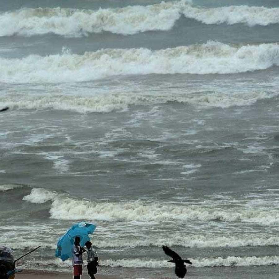 সমুদ্রে ৬০ কিমি বেগে ঝড়! টানা বৃষ্টি চলবে কলকাতা-সহ দক্ষিণে, নিম্নচাপ এখন কোথায়, কী অবস্থায়