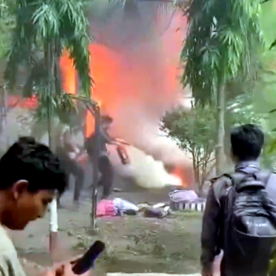 ঢাকায় স্কুলের উপর ভেঙে পড়ল বাংলাদেশ বায়ুসেনার বিমান, মৃত্যু এক জনের, আহত হয়ে হাসপাতালে ভর্তি ২০ জন
