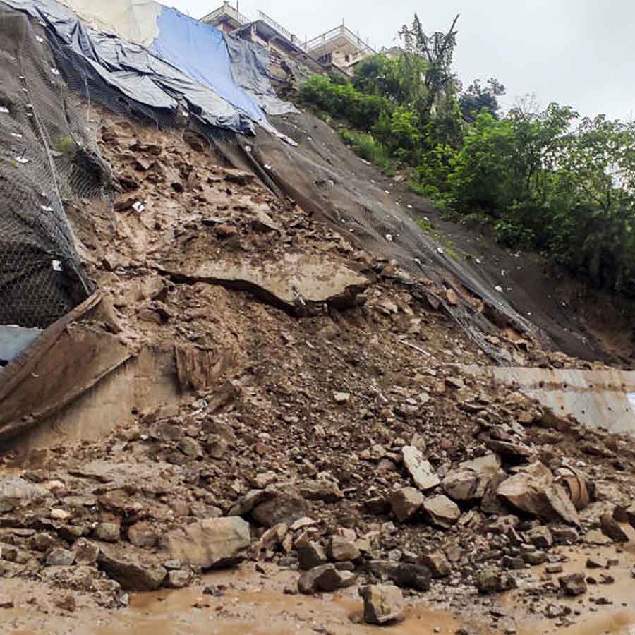 ভারী বৃষ্টিতে বিপর্যস্ত হিমাচল, ৩৬ ঘণ্টায় পাঁচ জনের মৃত্যু, ধস নামায় তিনটি জাতীয় সড়ক-সহ প্রায় ৪০০ রাস্তা বন্ধ