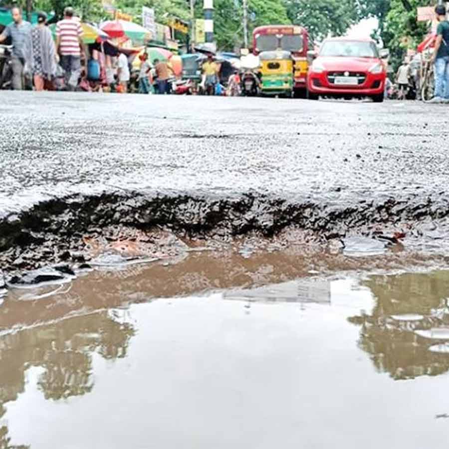 গর্তে ভরা দমদম রোড সংস্কারে এত ঢিলেমি কেন, প্রশ্ন ক্ষুব্ধ বাসিন্দাদের