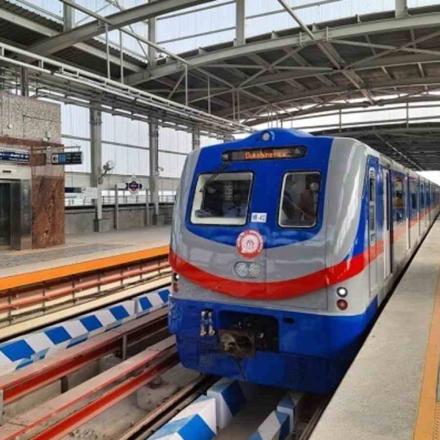 কবি সুভাষের প্ল্যাটফর্মে চারটি পিলারে ফাটল! পরবর্তী সিদ্ধান্ত না-হওয়া পর্যন্ত ব্লু লাইনে মেট্রো চলবে দক্ষিণেশ্বর-শহিদ ক্ষুদিরাম