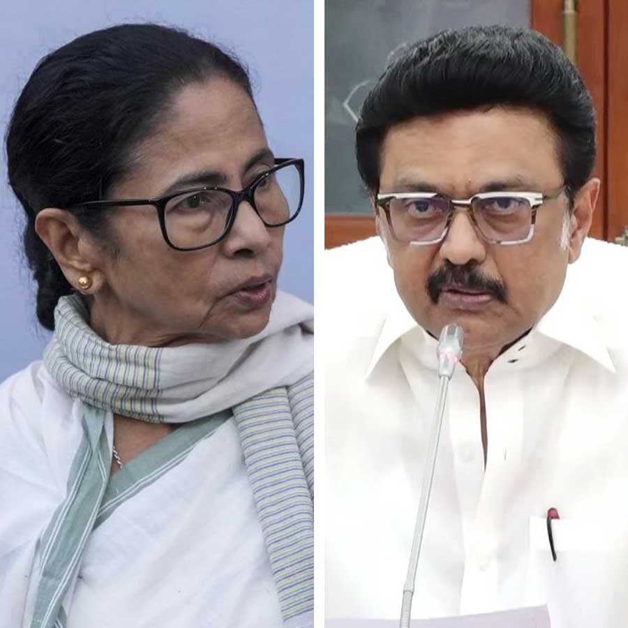 ‘বাংলাদেশি ভাষা’! জাতীয় সঙ্গীতের ভাষাকে অপমান করেছে দিল্লি পুলিশ: মমতার পাশে তামিলনাড়ুর মুখ্যমন্ত্রী