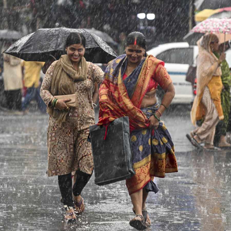 ১০ জেলায় বজ্রবিদ্যুৎ-সহ ঝড়বৃষ্টির পূর্বাভাস! ভিজছে কলকাতাও, তিন জেলায় ভারী বর্ষণ, চলবে কত দিন?