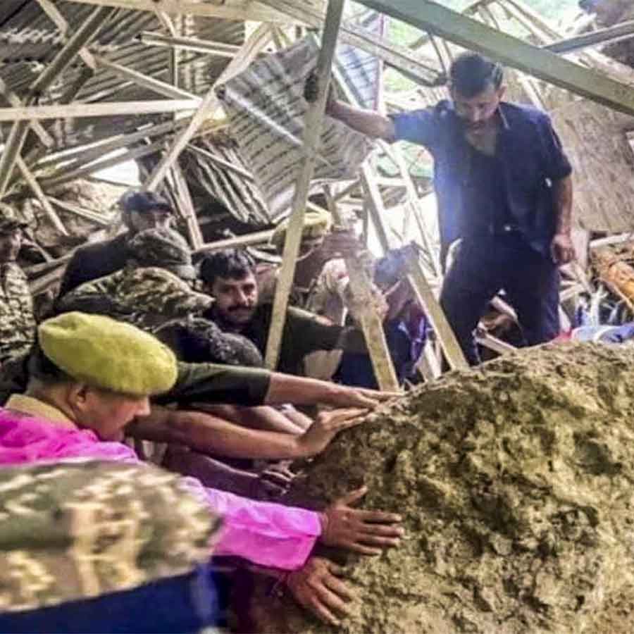 বৈষ্ণোদেবী মন্দিরের পথে ধসে মৃতের সংখ্যা বেড়ে ৩০, আটকে অনেকে! টানা বর্ষণে বিপর্যস্ত জম্মু-কাশ্মীর, চলছে উদ্ধারকাজ