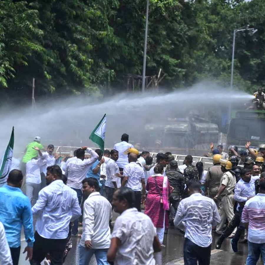 কলেজছাত্রীর মৃত্যুতে উত্তাল ওড়িশা! বিধানসভার সামনে প্রতিবাদ বিক্ষুব্ধ জনতার, চলল কাঁদানে গ্যাস, জলকামান, বন্‌ধ বালেশ্বরে